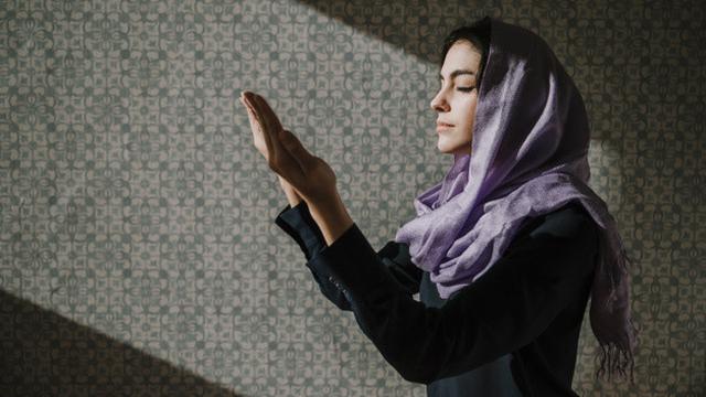 Ilustrasi muslim sedang berdoa