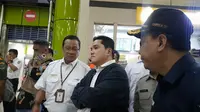 Menteri BUMN Erick Tohir, Kepala BNPB Doni Mordano melakukan tinjauan bersama untuk penyemprotan desinfektan dalam upaya pencegahan penularanan virus Corona atau Covid-19 di Stasiun Gambir, Jakarta Pusat. (Foto: Ika Defianti)