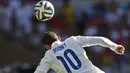 Wayne Rooney menyundul bola saat laga Piala Dunia melawan Costa Rica di Stadion Belo Horizonte, Brazil, Selasa (24/6/2015). (AFP Photo/Gustavo Andrade)