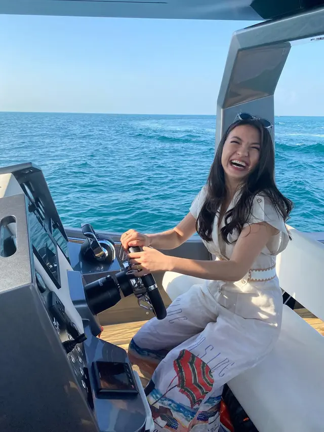 6 Momen Raline Shah Saat di Abu Dhabi, Seru Naik Yatch Hingga Nonton F1