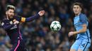Penyerang Barcelona, Lionel Messi, berebut bola dengan bek Manchester City, John Stones, pada laga Liga Champions di Stadion Ettihad, Inggris, Selasa (1/11/2016). City menang 3-1 atas Barcelona. (AFP/Paul Ellis)