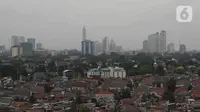 Suasana gedung bertingkat dan permukiman warga di kawasan Jakarta, Senin (17/1/2022). Bank Dunia memproyeksikan pertumbuhan ekonomi Indonesia pada tahun 2022 mencapai 5,2 persen. (Liputan6.com/Angga Yuniar)