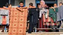 <p>Badan Bantuan dan Pekerjaan PBB untuk Pengungsi Palestina (UNRWA) mengubah sekolah menjadi lokasi penampungan bagi para pengungsi Palestina di Khan Yunis, Jalur Gaza selatan pada 25 Oktober 2023. (MAHMUD HAMS/AFP)</p>