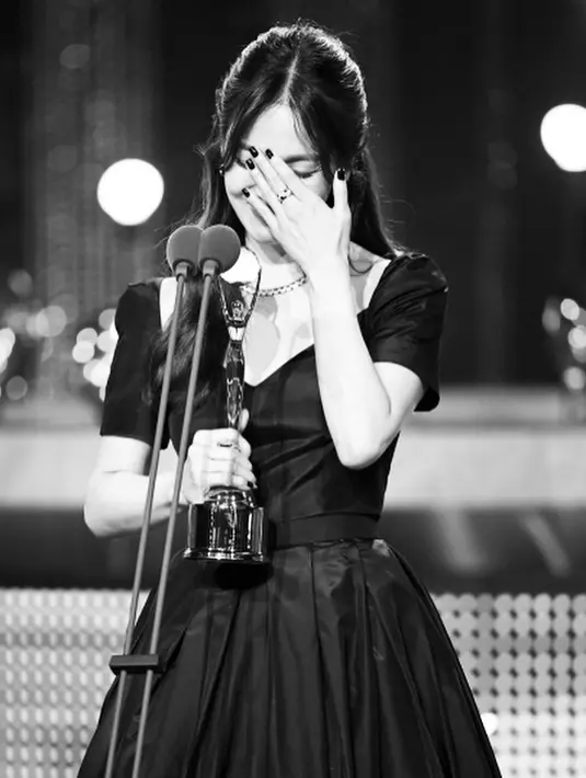 <p>Song Hye Kyo saat hendak memberi pidato kemanganannya di Blue Dragon Series Awards 2023</p>
