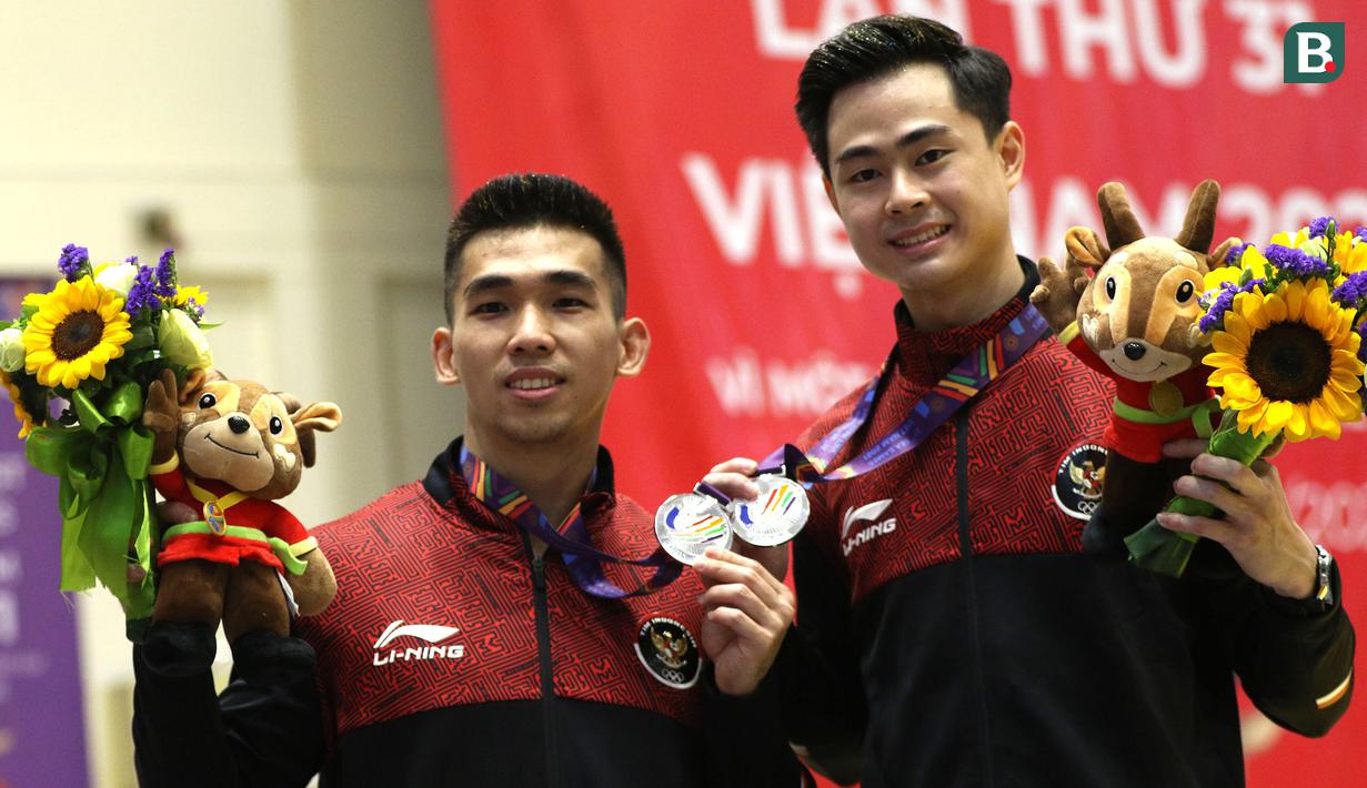 Raihan medali Indonesia kembali bertambah usai Harris Horatius dan Nicholas berhasil mempersembahkan perak dari cabang olahraga Wushu SEA Games 2021 di Cau Giay Gymnasium, Hanoi, Vietnam, Sabtu (14/05/2022). Harris mendapatkan poin 9,7 di nomor Taolu Nan Quan Putra sedangkan Nicholas meraih poin 9,71 di nomor Taolu Taiji Jian Putra. (Bola.com/Ikhwan Yanuar)