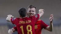 Pemain Timnas Spanyol Dani Olmo bersama rekannya Jordi Alba merayakan gol ke gawang Kosovo dalam lanjutan Kualifikasi Piala Dunia 2022 Grup B di Estadio Olimpico de Sevilla, Kamis (1/4/2021) dini hari WIB. (AP Photo/Miguel Angel Morenatti)