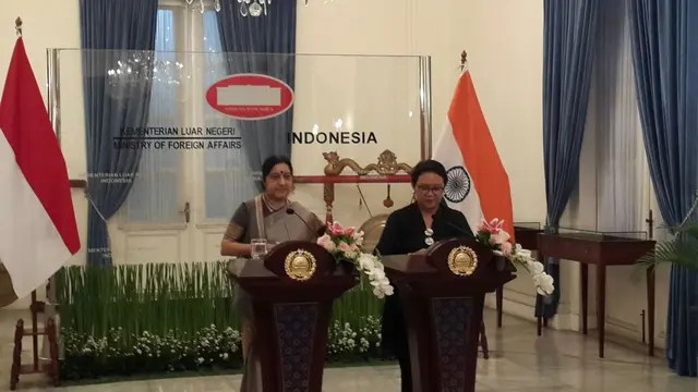 Menteri Luar Negeri Indonesia, Retno Marsudi (kanan) bersama dengan Menteri Luar Negeri India, Sushma Swaraj di Kemlu RI, Jakarta (5/1/2018) (Rizki Akbar Hasan/Liputan6.com)