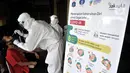 Pedagang saat menjalani Tes Swab Covid-19 di Pasar Kramat Jati, Jakarta, Rabu (17/6/2020). Ratusan pedagang Pasar Kramat Jati menjalani tes swab secara bertahap sebagai upaya pemerintah memutus rantai penyebaran virus Covid-19. (merdeka.com/Iqbal S. Nugroho)
