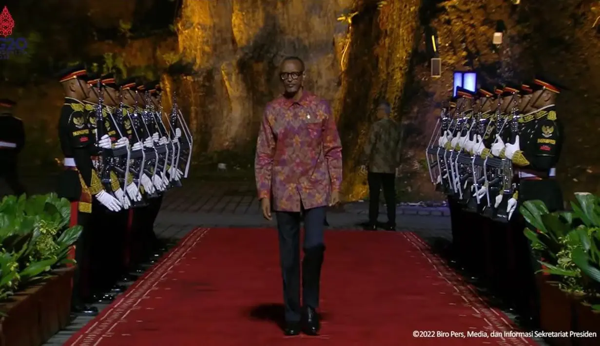 Pasalnya, mereka terlihat memakai wastra nusantara dengan warna yang bervariasi. [Youtube/sekretariatpresiden].