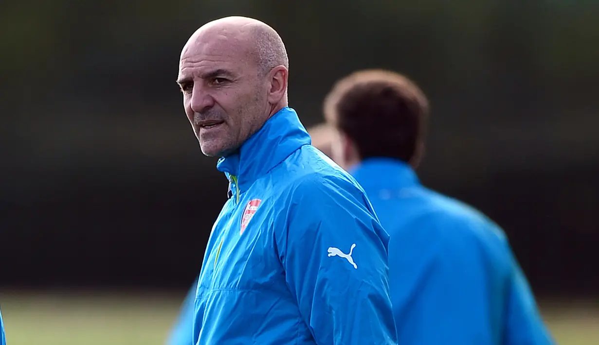 Steve Bould bermain untuk Arsenal pada 1988 hingga 1999 dan menjadi bek tangguh di lini pertahanan The Gunners. Bersama Arsenal Steve meraih satu trofi Premier League 1997-1998. (AFP/Glyn Kirk)