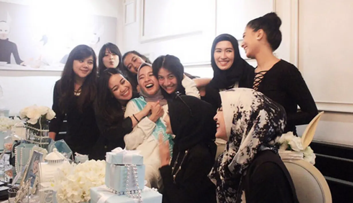 Terharu dengan kejutan yang diberikan para sahabatnya itu, Bella pun tak kuasa menahan air mata bahagianya saat itu. Berbalut busana warna putih dan hijab abu-abunya, Bella semringah berada di bridal shower itu. (Instagram/zaskiasungkar)
