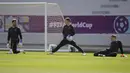 Penjaga gawang Jerman Kevin Trapp, Marc-Andre ter Stegen dan Manuel Neuer melakukan pemanasan untuk sesi latihan di stadion Al-Shamal di Al-Ruwais, Qatar , Selasa, 22 November 2022. Jerman akan memainkan pertandingan pertama melawan Jepang pada Grup E Piala Dunia 2022 Qatar pada Rabu, 23 November. (AP Photo/Matthias Schrader)