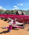 Berkunjung ke taman bunga di Chiang Mai, Ria Ricis dan Moana kompak tampil dengan OOTD serba pink. [@riaricis1795]