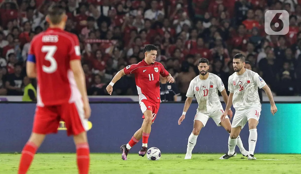 Tensi pertandingan mulai meninggi usai Justin Hubner melanggar penjaga gawang Bahrain, Ebrahim Lutfalla. (Liputan6.com/Angga Yuniar)