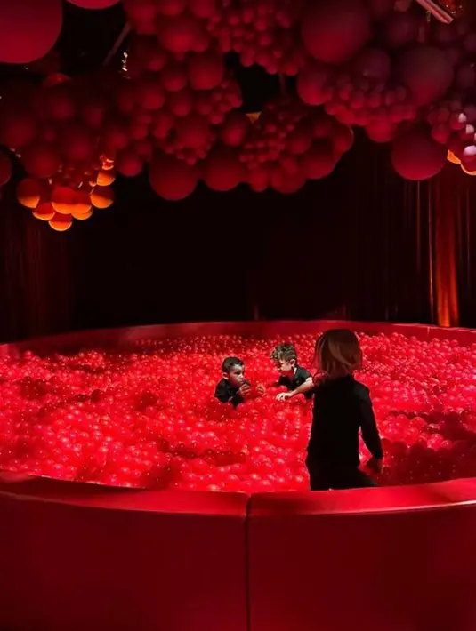 Ada juga arena mandi bola untuk anak. Menariknya, bola-bola tersebut juga berwarna merah. @kimkardashian.