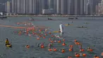 Perenang berkompetisi dalam lomba renang lintas pelabuhan di Hong Kong, Minggu (18/10). 2.500 orang ambil bagian dalam menembus jarak lintasan laut sejauh 1,5 km dari Sam Ka Tsuen Public Pier ke Quarry Bay Park Public Pier. (REUTERS/Tyrone Siu)