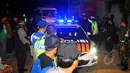 Mobil ambulans yang membawa jenazah terpidana mati, Silvester Obiekwe Nwaolise keluar dari Pulau Nusakambangan, Cilacap, Rabu (29/4). Delapan terpidana mati kasus narkoba dieksekusi regu tembak di Nusakambangan pada dini hari. (Liputan6.com/Yoppy Renato)