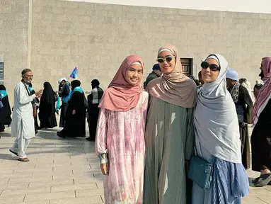 Meski statusnya adalah saudara sepupu, namun potret kebersamaan Namira Adjani bareng Alika Islamadina (tengah) ini bak kakak adik. Jani tampil cantik dan simpel dengan mengenakan dress floral dipadukan dengan jilbab warna merah muda, sementara Alika Islamadina anggun memakai dress polos warna hijau kemudian dipadukan dengan jilbab warna cokelat. (Liputan6.com/IG/@namiradjani)