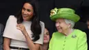 "Sang Ratu sangat menyukai Meghan. Hal itu membuat Harry senang karena Meghan juga sangat menyukai Sang Ratu," jelas sumber. (Entertainment Tonight)