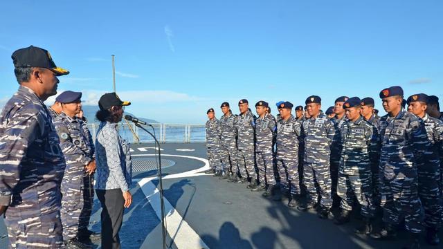 Menteri Kelautan dan Perikanan Susi Pudjiastuti turun langsung ke laut dalam operasi pemberantasan illegal fishing di Laut Natuna Utara. Dok KKP