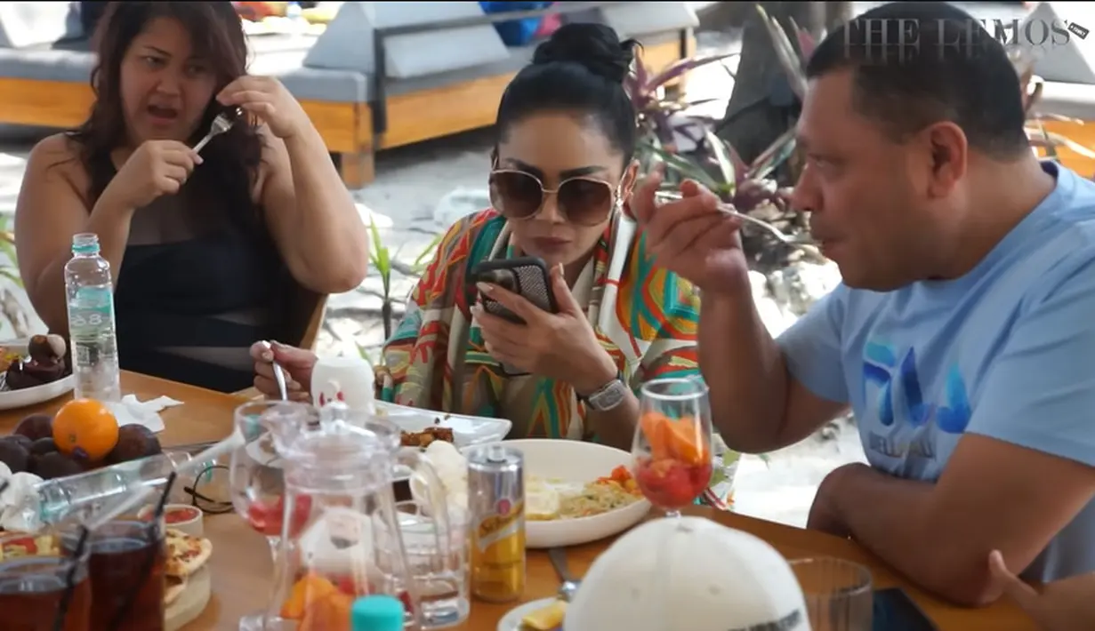 Ditengah kesibukannya sebagai penyanyi dan anggota DPR, momen ini menjadi momen penting bisa quality time bersama keluarga sang suami. [Youtube/The Lemos Family]