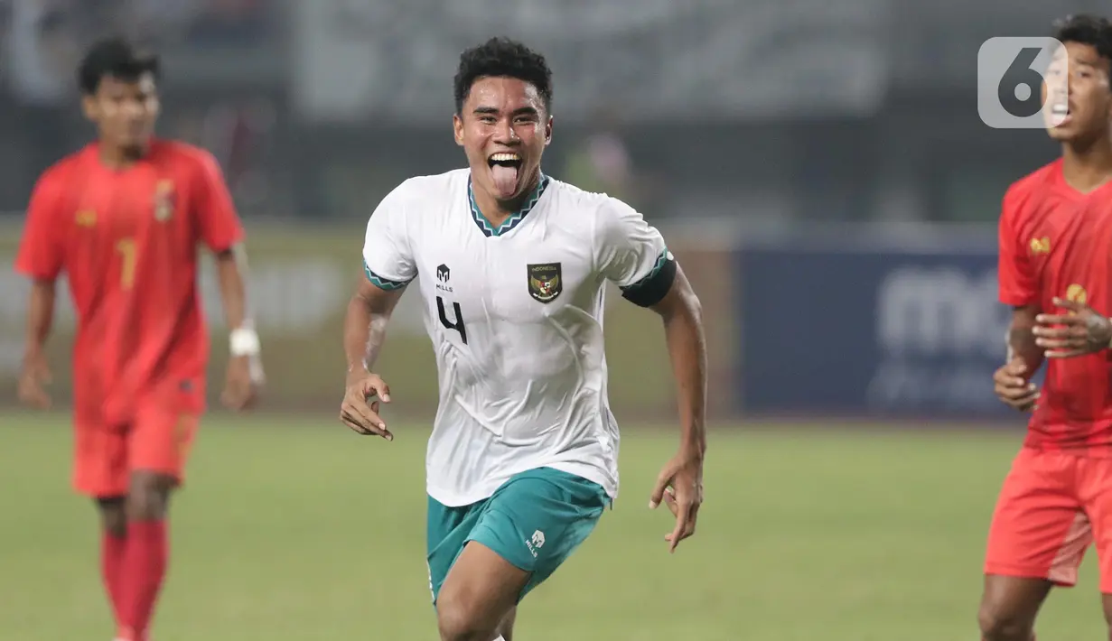 Pemain belakang Timnas Indonesia U-19, Muhammad Ferrari merayakan golnya pada laga grup A Piala AFF U-19 2022 melawan Myanmar U-19 di Stadion Patriot Candrabhaga, Bekasi, Jawa Barat, Minggu (10/7/2022). Meski berhasil menundukkan Myanmar U-19 5-1, namun Timnas Indonesia U-19 gagal melaju ke semifinal. (Liputan6.com/Helmi Fithriansyah)