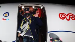 Gelandang Jerman, Mesut Ozil melambaikan tangan setibanya di Bandara Ataturk di Istanbul (18/1/2021). Ozil dihapus dari skuad Arsenal karena mengomentari perlakuan pemerintah Tiongkok terhadap masyarakat Muslim Uighur. (AFP/Fenerbahce.Org)