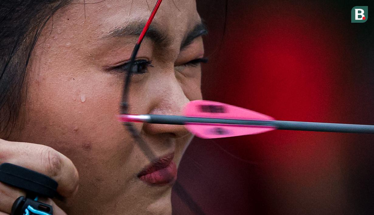 Selebritas Indonesia, Maria Selena melesatkan anak panah dalam cabor panahan Turnamen Olahraga Selebriti Indonesia (TOSI) Season 3 yang berlangsung di Arthayasa Stable, Depok, Jawa Barat, Jumat (01/11/2024). (Bola.com/Bagaskara Lazuardi)