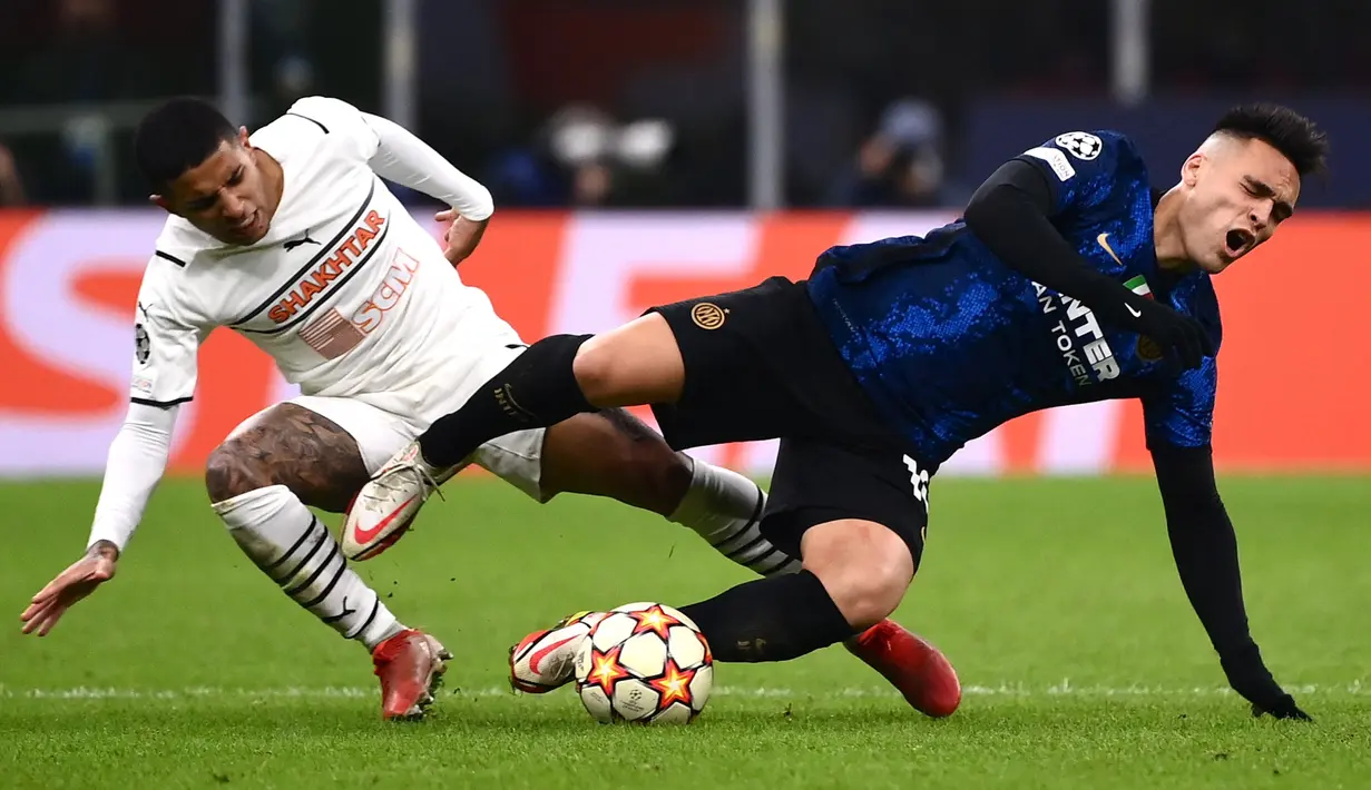 Gelandang Shakhtar Donetsk, Dodo (kiri) bertabrakan dengan penyerang Inter Milan Lautaro Martinez pada matchday 5 Grup D Liga Champions 2021/2022 di Stadion Giuseppe Meazza, Kamis (25/11/2021) dini hari WIB. Inter Milan menundukkan Shakhtar Donetsk 2-0. (Marco BERTORELLO / AFP)