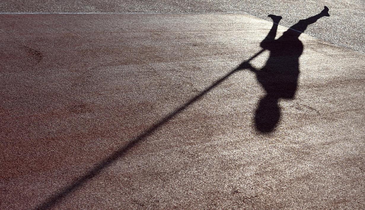 Bayangan dari atlet Renaud Lavillenie saat melakukan pemanasan pada ajang ajang IAAF Diamond League international Athletics di Letziground stadium, Zurich, Swiss. (AFP/Fabrice Coffrini)