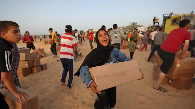 Bantuan makanan ke warga Gaza yang terdampak perang antara Israel dan Hamas. (AFP)