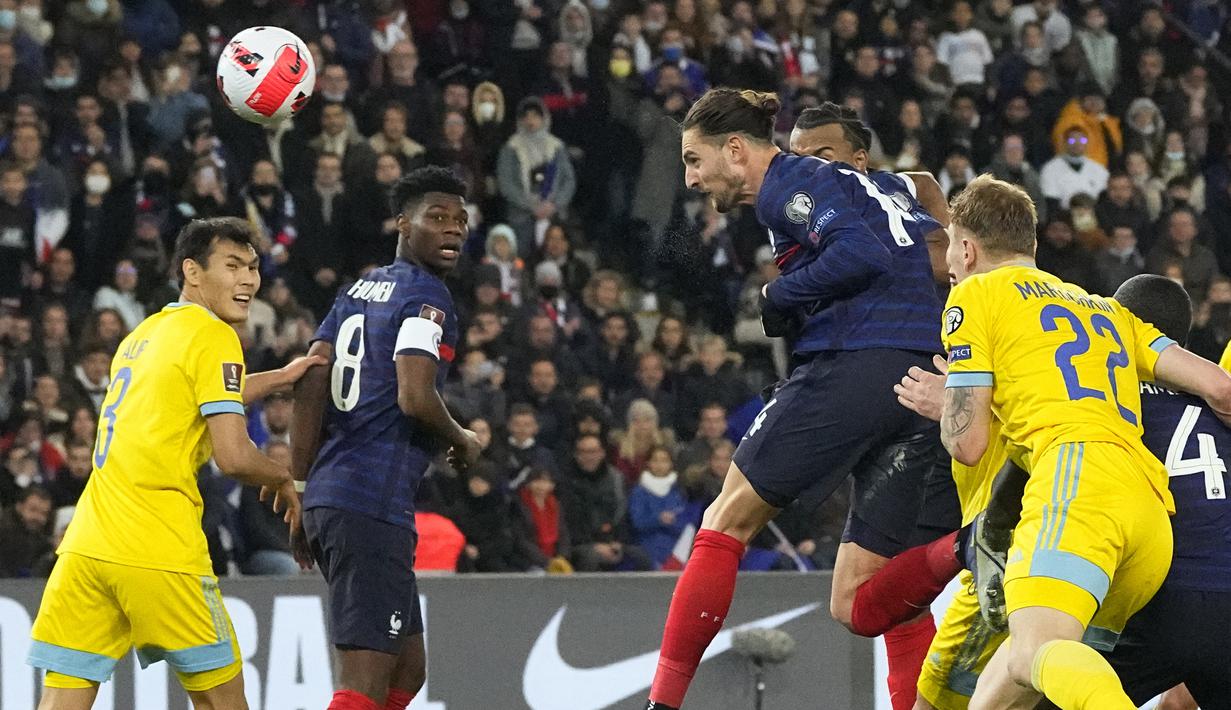 Pada menit ke-75 Adrien Rabiot berhasil membawa Prancis unggul 6-0. Sundulannya usai menerima umpan sepak pojok Antoine Griezmann bersarang di bagian atas gawang Kazakhstan. (AP/Michel Euler)