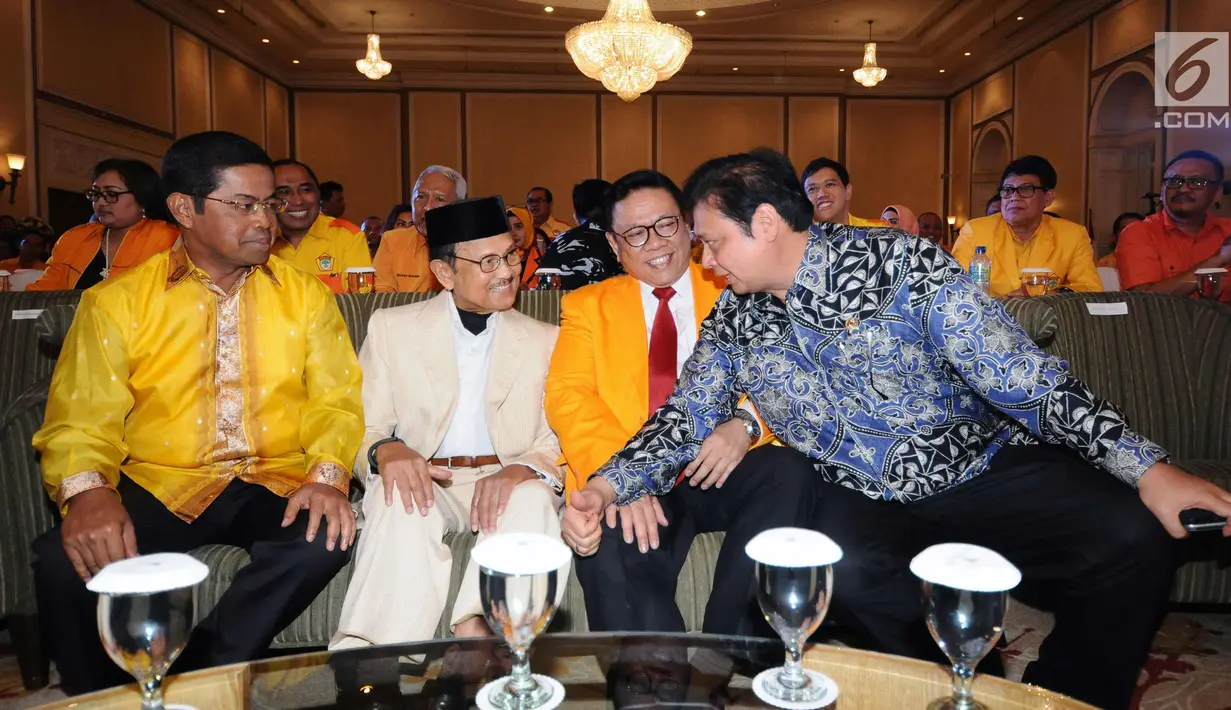 Menteri Perindustrian RI Airlangga Hartarto (kanan) berbincang dengan Ketua Dewan Kehormatan Partai Golkar, BJ Habibie (kedua kiri) saat menghadiri pembukaan Mukernas Kosgoro 1957 di Jakarta, Selasa (12/12). (Liputan6.com/Helmi Fithriansyah)
