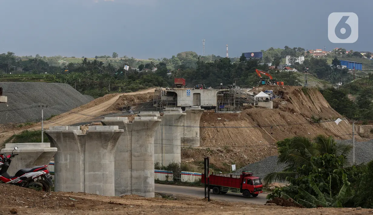 Anak-anak bermain di proyek pembangunan kereta cepat yang sedang dalam tahap pengerjaan di Padalarang, Kabupaten Bandung, Sabtu (25/9/2021). Kereta cepat Jakarta-Bandung ditargetkan beroperasi pada akhir tahun 2022 dan akan dilakukan uji coba pada November 2022 mendatang. (Liputan6.com/Johan Tallo)