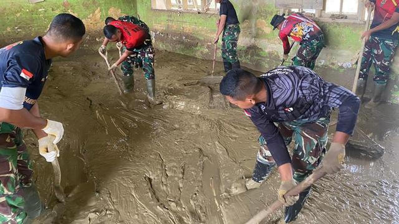 Pakai Serokan dan Gerobak, Momen TNI Berjibaku Bersihkan Lumpur Tebal di Sekolah-Sekolah Aceh Tamiang