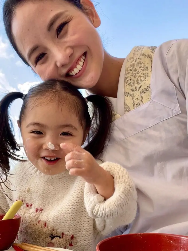 Momen Seru Kimono Mom Youtuber Asal Jepang Saat Masak Bersama Putri Kecilnya Yang Menggemaskan