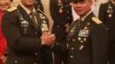 KSAD yang baru, Letjen Andika Perkasa dan KSAD yang sebelumnya, Jenderal TNI Mulyono melakukan salam komando seusai upacara pelantikan di Istana Kepresidenan, Jakarta, Kamis (22/11). (Liputan6.com/Angga Yuniar)