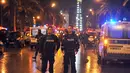 Petugas memblokir jalan menuju lokasi ledakan di sebuah bus yang mengangkut pengawal Presiden Tunisia di Tunis, Selasa (24/11). Insiden yang diduga akibat serangan bom bunuh diri itu menewaskan 12 orang dan melukai 16 lainnya. (AFP PHOTO/Fethi Belaid)