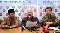 Presidium Inter Rekligious Council, Din Syamsuddin (tengah) membacakan pernyataan sikap terkait krisis Rohingya di Jakarta, Kamis (7/9). Mereka menilai kekerasan atas etnis Rohingya sebagai pelanggaran HAM berat. (Liputan6.com/Helmi Fithriansyah)