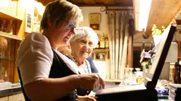 Kathi Kink saat melakukan tugasnya sebagai pelayan di restoran 'Zum Goldenen Tal' di Weyarn, Jerman. Foto diambil pada 1 Februari 2015. (REUTERS/Michaela Rehle)