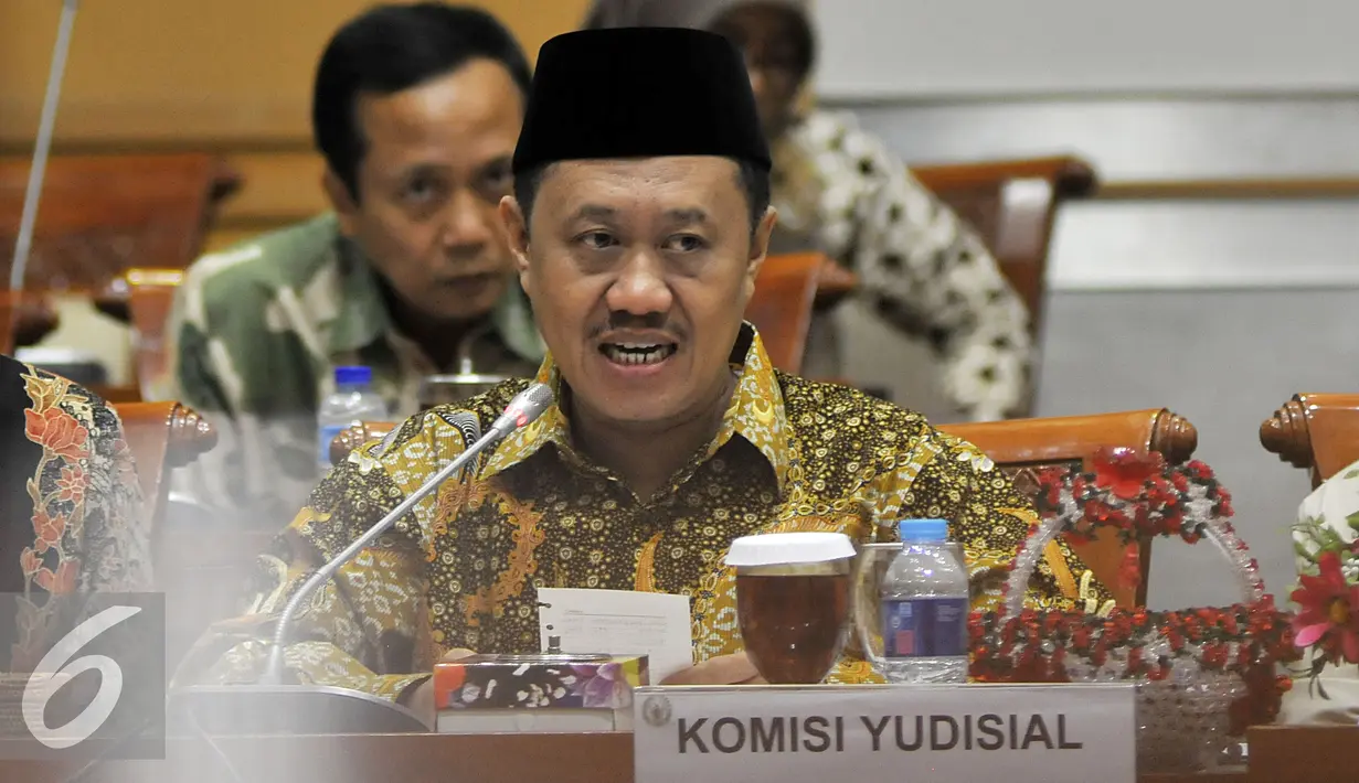 Ekspresi Aidul Fitriciada saat mengikuti rapat konsultasi dengan Komisi III di Jakarta, Rabu (2/3). Rapat membahas Pengawasan dan Legislasi antara lembaga Hukum di Pemerintahan Kususnya KY dengan MA. (Liputan6.com/Johan Tallo)
