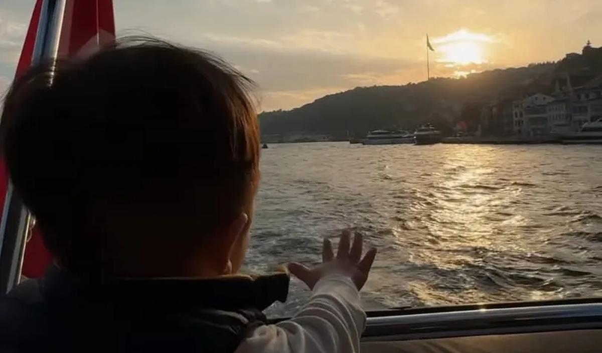 Banyak yang pangling melihat penampilan terbaru Baby Izz. Di usianya yang kini sudah 1,5 tahun lebih, Baby Izz kini tumbuh besar.<br>