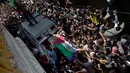 Pelayat membawa jasad perawat Palestina, Razan Najjar saat pemakamannya di Kota Khan Younis, Jalur Gaza Selatan, Sabtu (2/6). Razan ditembak tentara Israel saat memberi pertolongan pada korban luka di tengah demonstrasi di Gaza. (AP Photo/Khalil Hamra)