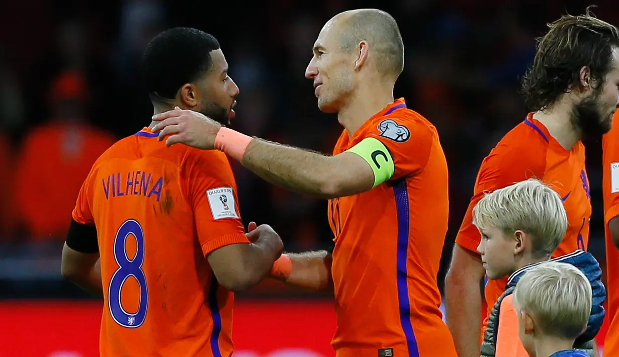 Pemain timnas Belanda, Arjen Robben memeluk rekannya usai laga terakhir babak penyisihan Grup A Piala Dunia 2018 melawan Swedia di Amsterdam Arena, Rabu (11/10). Meski mengalahkan Swedia 2-0, Belanda tetap gagal melaju ke Piala Dunia. (AP/Peter Dejong)