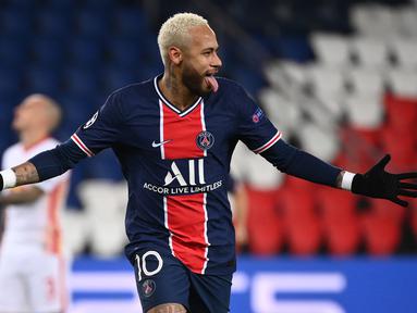 Striker Paris Saint Germain, Neymar, merayakan gol yang dibuatnya melalui eksekusi penalti dalam laga lanjutan Liga Champions 2020/21 melawan RB Leipzig di Parc des Princes Stadium, Paris, Rabu (25/11/2020). PSG mengalahkan Leipzig dengan skor 1-0. (AFP/Franck Fife)
