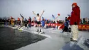 Peserta bersiap ambil bagian pada Kompetisi Renang Es Harbin di Sungai Songhua yang membeku di Provinsi Heilongjiang, Senin (5/1/2016). Acara ini diselengarakan dalam rangka pembukaan Harbin International Ice and Snow Sculpture Festival (REUTERS/Aly Song)