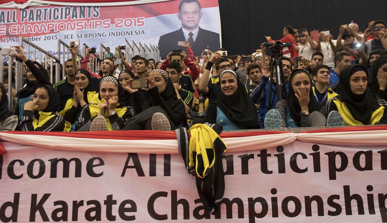 Sejumlah karateka berhijab memberikan dukungan kepada rekan-rekannya yang bertanding pada Kejuaraan Dunia Karate Junior, Cadet dan U-21 2015 di ICE, Tangerang. (Bola.com/Vitalis Yogi Trisna) 