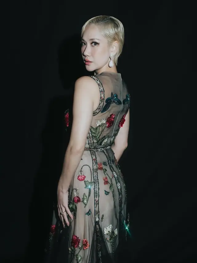 Pesona Dualisme Bunga Citra Lestari Kenakan Floral Dress, dari Tampil Elegan Jadi Estetik Edgy