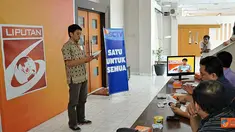 Peserta audisi presenter memperlihatkan kemampuan dalam ajang SCTV Goes to Campus di Kampus Fisipol Universitas Gajahmada, Yogyakarta (15/3).(Foto:Achmad Nur)