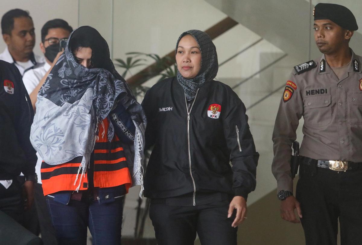 FOTO: KPK Tahan Bupati Pekalongan Fadia Arafiq Usai Operasi Tangkap Tangan